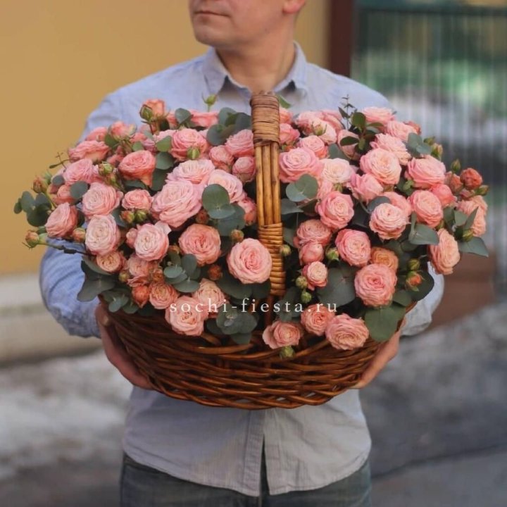 Корзина из 101 пионовидной розы в Фукуоке