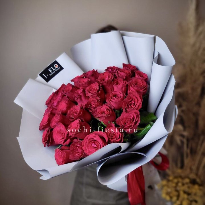 Красные розы 33 шт в Фукуоке